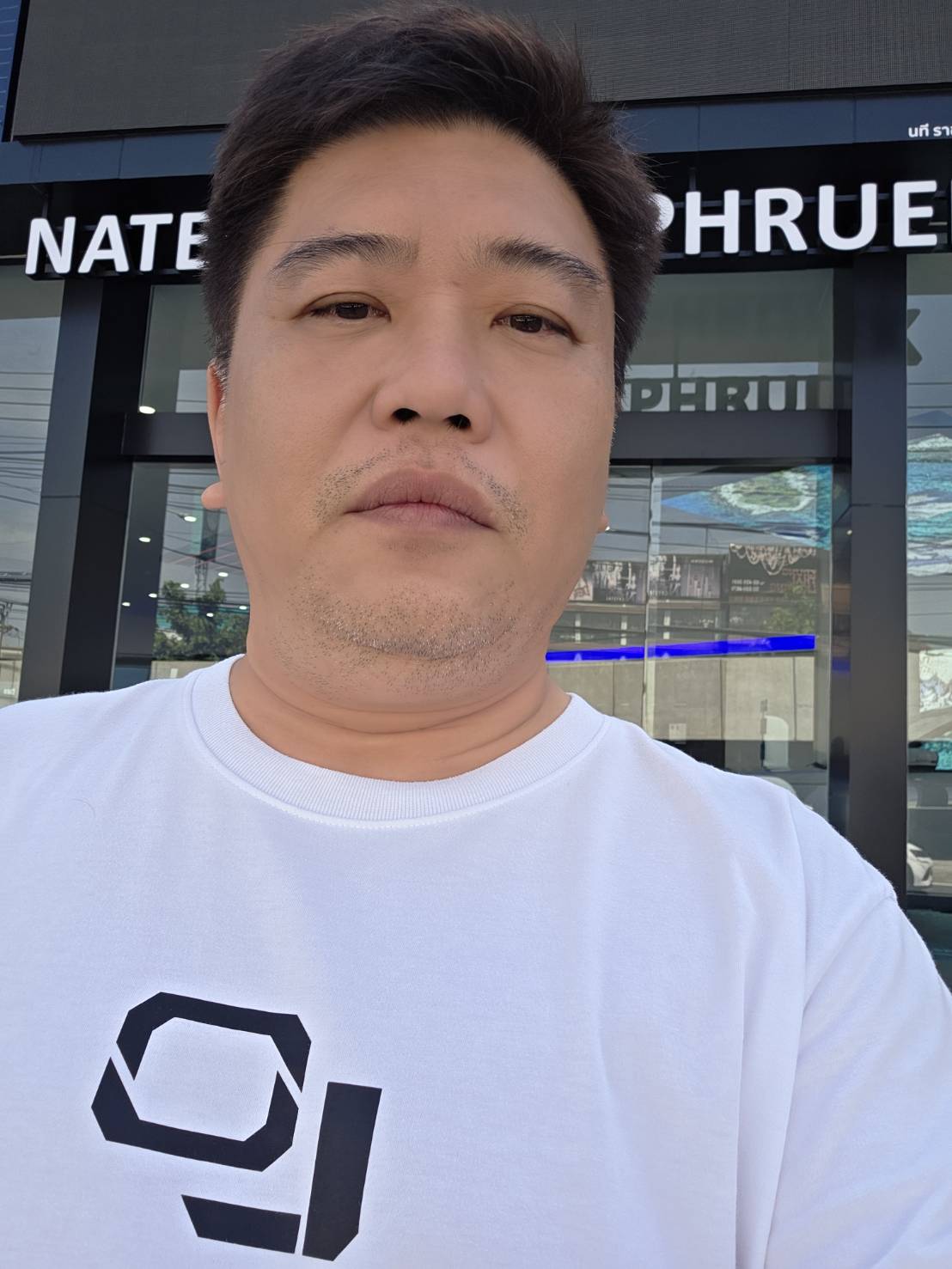 ทีมงานและลูกค้าถ่ายภาพหน้าโชว์รูม NATEE